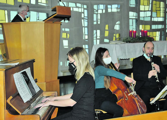 Sie machten den 4. Advent in Kirche Muhen zu etwas Besonderem: Patricia Ulrich (Klavier), Daniela Roos (Violoncello) und Lukas Roos (Klarinette) – in perfekter Absprache mit dem Pfarrer Thomas Michel. (Bild: st.)