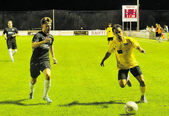 Laufduell gegen den Erlinsbacher gewonnen: Omid Jafari (r.) wird im späteren Verlauf des Spiels das 2:1 für Kölliken erzielen. (Bild: Roland Jaus)
