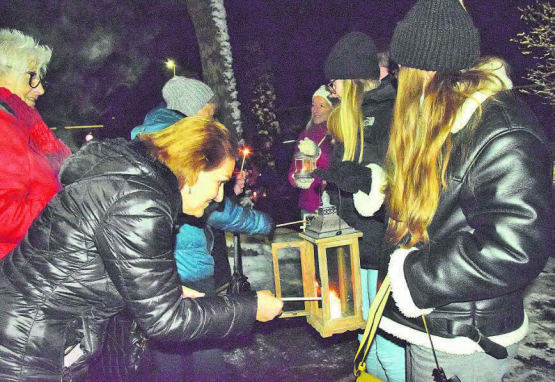 Hier konnten sich alle bedienen: Jugendliche brachten das Friedenslicht unversehrt von Zürich nach Schöftland. (Bilder: st.)