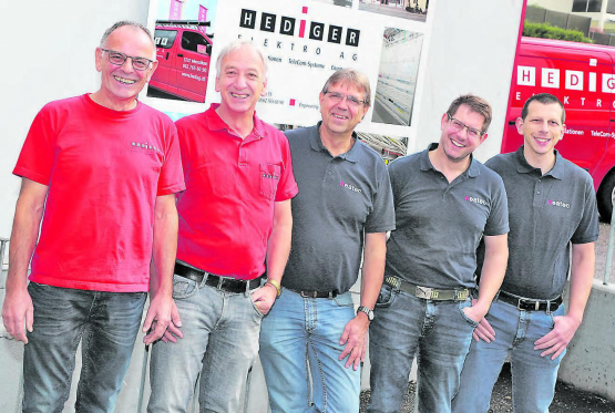 Gemeinsamer Weg als Nachfolgelösung (v.l.): Samuel und Herbert Hediger von der Hediger Elektro AG, Käufer Roland Heiz, sowie die beiden Projektleiter Stefan Kolb und Sämi Brunner von der eatec. (Bild: rc.)