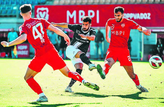 Als Sturmspitze oft auf verlorenem Posten. Varol Tasar versucht es gegen den FC Vaduz aus der Distanz. (Bild: Sarah Rölli)