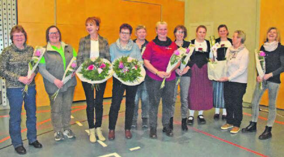 Ehrungen nehmen stets einen grossen Platz ein: Sonja Maurer, Ruth Bolliger, Roswitha Strittmatter,Therese Marti (beide abtretende Revisorinnen), Susanne Leu (Staffelbach), Käthi Reinhard (abgetreten, Reitnau- Attelwil), Barbara Lüscher (Holziken), Sandra Siegrist (Präsidentin), Christa Strub, (Aktuarin und neue Präsidentin Reitnau- Attelwil), Nelly Hunziker (abtretende Kassierin) Manuela Hunziker (Moosleerau). (Bilder: st.)