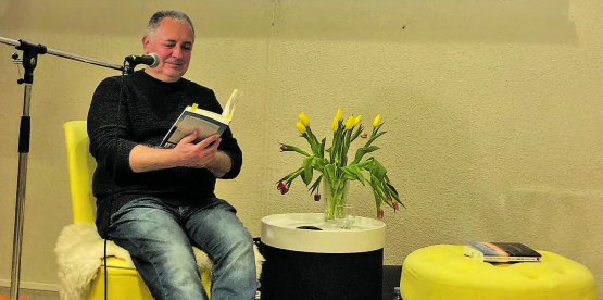 Der Oberkulmer Autor Bruno Heter las auf Einladung der Dorf- und Kulturkommission Oberkulm und der Regionalen Bibliothek Kulm in der Aula. (Bild: zVg.)