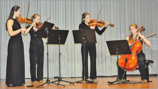 Perfektes Spiel (v.l.): Daria Zinniker, Magalie Kast, Leonie Bättig und Felizia Bättig zeigten gemeinsam ihr musikalisches Können. (Bilder: Frieda Steffen)