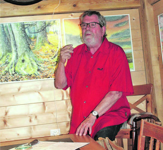 Eine packende Beschreibung seiner Arbeit brachte Alberto Romer bei der Vernissage im Huus 74 zu Gehör. (Bilder: grh)