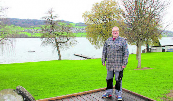 Voller Vorfreude: Während der Einrichtungsarbeiten waren die Temperaturen eher noch frisch. Doch Otto Schwizer hofft, dass er schon bald viele Badegäste empfangen und bewirten kann. (Bild: grh)