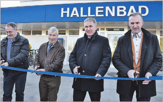 Offizielle Eröffnung des sanierten Hallenbads Seon: Bauleiter Thomas Weber, Gemeindeammann Hans Peter Dössegger, Regierungsrat Alex Hürzeler und Vizeammann Erich Lüdi schnitten das symbolische Band durch. (Bilder: hg.)