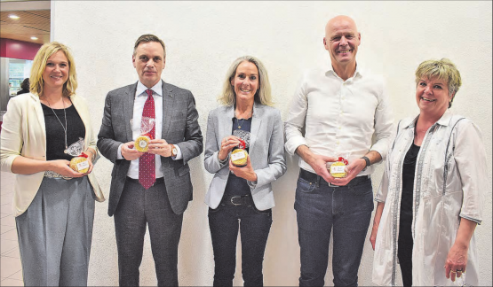 Kompetente Referenten zum Thema «Sucht am Arbeitsplatz»: (v.l.n.r.) Lucy Waersegers (Geschäftsleiterin beim BGM) Regierungsrat Jean-Pierre Gallati, Barbara Jordi (Resilienz-Trainerin und Coaching) Dr. med. Thomas Lüddeckens (CEO und Chefarzt der Klinik im Hasel) sowie Helen Dietsche. (Bild: hg.)
