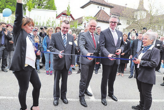 Das Band wird durchtrennt, der neue Zug gehört der WSB (vl.): René Fasel,Leiter Bahn und Severin Rangosch,CEO bei «Aargau Verkehr» sowie Dr. Thomas Ahlburg, CEO der Lieferfirma Stadler, weihen den neuen Zug ein. (Bilder: Remo Conoci)