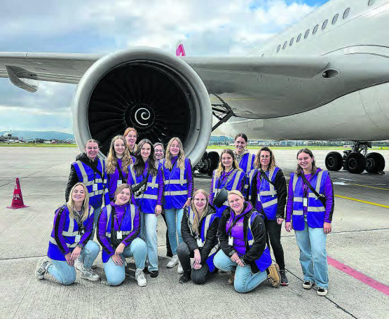 Die Damenriege Staffelbach freute sich über eine gelungene Vereinsreise, am Flughafen Zürich stand eine spannende Führung auf dem Programm. (Bild: zVg.)