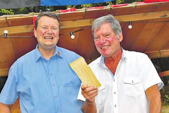 Ein Buchholzscheit als Symbol für den Allmendgedanken: Gemeinderat Daniel Wehrli dankte Christoph Fischer (r.) für seine informative Rede zur Bundefeier. (Bild aw.)