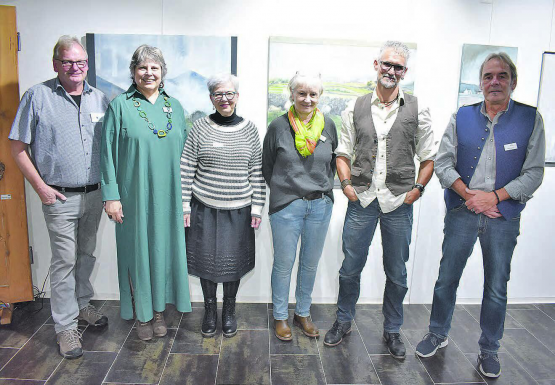 Präsentieren eine breit gefächerte Palette an Kunstwerken: Bruno Hartmann, Eva Erni, Marlyse Zuber, Monika Hüsser-Bäumlin, Sam Stauffer und Reto Baumann (v.l.n.r.). (Bilder: hg.)
