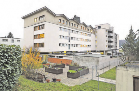 Das Suhrental Alterszentrum wurde 1966, damals noch unter dem Namen «Altersheim Schöftland», eröffnet. Heute ist es kein Blickfang mehr, konkrete Pläne für einen Neubau liegen jedoch keine vor. (Bild: rc.)