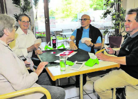Bei der ersten von 13 Spielrunden an diesem Abend ist die Stimmung schon mal gut: Brigde-Club-Aarau-Präsident David Basler (r.) und Spielleiter Simon Wild freuen sich auf neue Teilnehmer. (Bild: rc.)