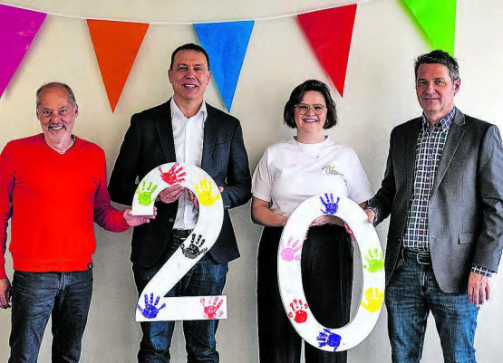 20 Jahre Kita Lumina Muhen: (v.l.n.r.) Hanspeter Brunner, Gemeinderat; Sascha Lang, Vorsitzender der Geschäftsleitung Stiftung Wendepunkt; Fabienne Härri, Leiterin Kita Lumina; Markus Stutz, Leiter Soziales Stiftung Wendepunkt. (Bild: zVg.)