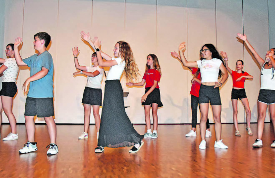 Tanzshow der Sechstklässler: Mädchen wie Buben war der Applaus sicher. (Bilder: aw.)