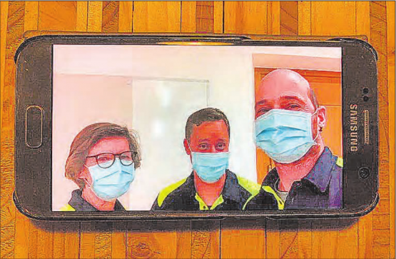 Improvisiert: Samariterlehrer Helene Nyffeler, Dominik Villiger und Martin Steiger gaben per WhatsApp Video-Schulungen. (Bild: zVg.)