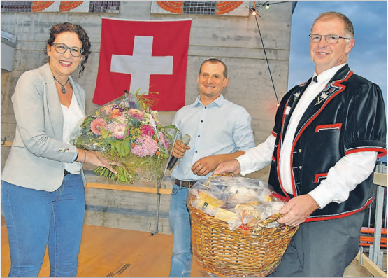 Ein «Gschänkkörbli» mit Produkten aus der Region überreicht: Festrednerin Lotti Baumann, Festorganisator und Gemeinderat Michel Strub sowie Jodler Walter Baumann (v. l.). (Bilder: aw.)