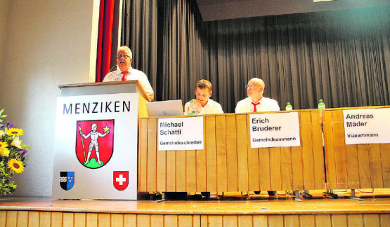 Vizeammann Andreas Mäder, Gemeindeschreiber Michael Schätti und Ammann Erich Bruderer (v.l.) erlebten eine verhältnismässig kurze Menziker «Gmeind». (Bild: rms.)