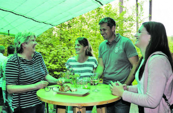 Das Soodhüslibräteln bot Gelegenheit für ungezwungene Gespräche: (v.l.) Helen Dietsche (AGV), Cornelia und Thomas Bertschi (R.Steiner AG Bauunternehmung), Dzenita Buljina (Die Mobiliar). (Bild: zVg.)