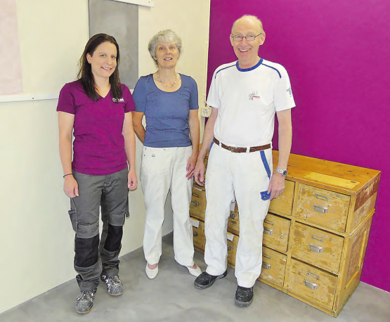Geschäftsübergabe: (v.li) Tatjana Wiederkehr übernimmt das Malergeschäft von Susanne und Werner Döbeli an der Kirchenfeldstrasse in Unterkulm. (Bild: moha.)