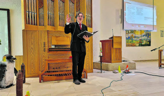Der neue Pfarrer Sandor Jakab gestaltete seinen ersten Gottesdienst kindgerecht. (Bilder: zVg.)