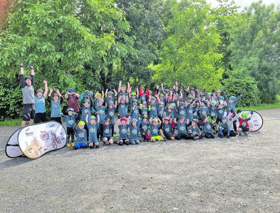 Gruppenfoto auf dem Parkplatz der ZehnderMatte: Das Bike-Camp in Gränichen erfreute sich bei den vielen sportlichen Kindern grosser Beliebtheit. (Bild: zVg.)