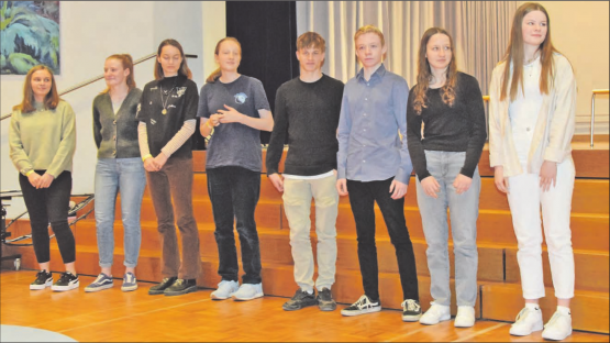 Die Besten der Abschlussklasse wurden geehrt: Sie alle erreichten einen ausgezeichneten Notendurchschnitt und durften eine Anerkennung entgegen nehmen. (Bilder: st.)