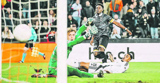 Die drei Punkte bleiben in Aarau. Zum Entsetzen aller anderen Spieler trifft Colin Odutayo zum einzigen Tor des Abends. (Bild: Sarah Rölli)