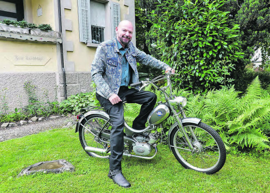 Bruno Rudolf: Der Reinacher Gemeinderat und Grossrat (57), ist noch heute ein Töffli-Freak. (Bild: René Fuchs)