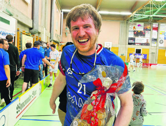 Armin Frey gelang das entscheidende Tor: Er freut sich über den Sieg im 2. Playoff-Spiel und die vom Gontenschwiler Piratenbeck persönlich überreichte Süssigkeit als Auszeichnung zum «Best Player». (Bild: Roland Jaus)