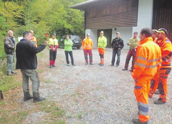 Im Einsatz für die Natur: Hanspeter Lüem (links) und Förster Martin Leu erklären den Teilnehmern den Tagesablauf. In der grünen Jacke ist auch Schöftlands Gemeinderätin Trudi Müller zu erkennen. (Bild: zVg.)