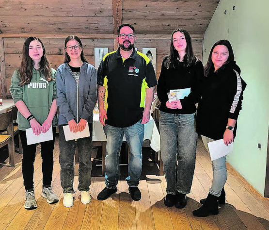 Neumitglieder wurden willkommen geheissen: (v.l.) Melinda Marti, Maira Wildoner, Melissa Inderbitzin und Ilenia Kronenberg. Mittendrin Präsident Roger Kronenberg. (Bild: zVg.)