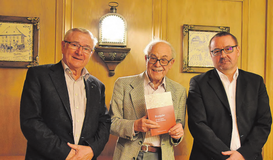 Festgabe der Historischen Vereinigung Wynental zum 90. Geburtstag von Peter Steiner: Ehrung im Reinacher Ratssaal, der Jubilar wird flankiert von Gemeindeammann Martin Heiz (l.) und Christian Märki (Aktuar). (Bilder: mars.)