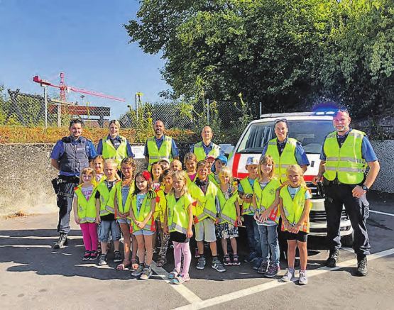 Verkehrserziehung ist eine der Aufgaben der Repol: Die Erstklässler aus Schöftland lernen sich im Strassenverkehr richtig zu verhalten. (Bild: Alain Marti/zVg.)