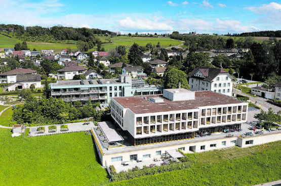 Residenz Falkenstein Menziken – wunderbare Aussicht ins Wynental und die Bushaltestelle gleich vor der Eingangstür!