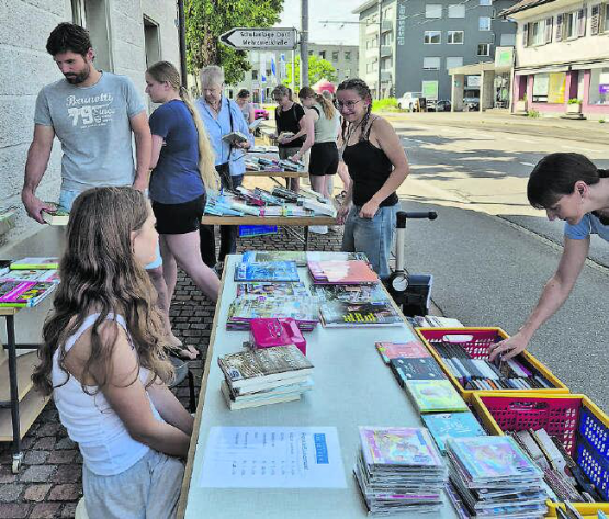 Erfreute sich grosser Beliebtheit: Der Medienflohmarkt der Bibliothek Unterkulm konnte bei gutem Wetter durchgeführt werden. (Bild: zVg.)