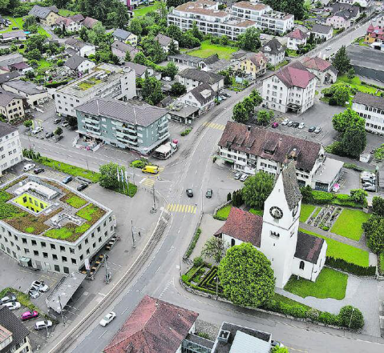 Umstrittenes Nadelöhr: Die Hauptstrasse mit der Abzweigung zum Böhler (links). (Bild: Nick Schaffner)