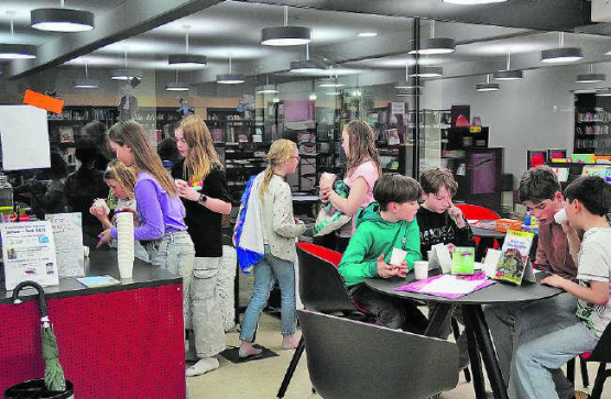 Es wird miteinander gerätselt und auch für Getränke ist gesorgt. (Bilder: mek)