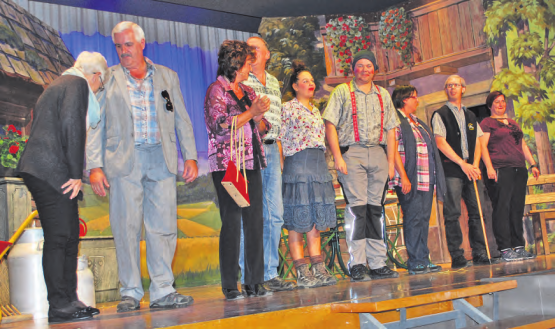 Theater im Saalbau Boniswil: ein Bergbauer, sein verschuldetes Heimetli und die Ereignisse drumherum strapazierten die Lachmuskeln des Publikums. (Bilder: hh.)