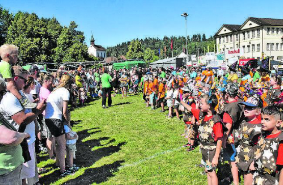 Alle sangen gemeinsam mit: Den Jugendfestsong «Magisch unterwägs». (Bilder: aw.)