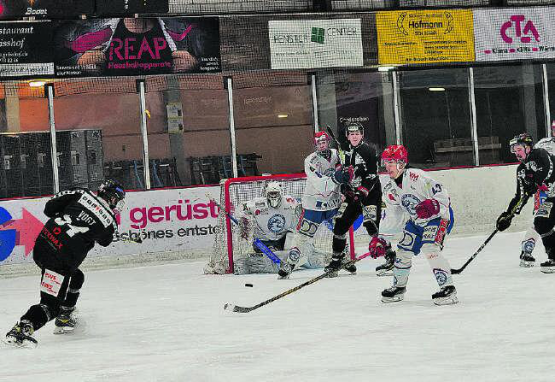 Viel Druck aufs Tor – die Red Lions holten sich gegen Vallée de Joux die ersten Punkte in der Abstiegsrunde. (Bild: Roland Jaus)
