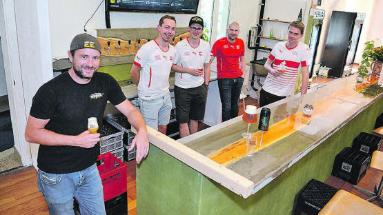 Die fünf Bierbrauer und Betreiber der Waldeck-Bar (v.l.): Daniel Heer,Andreas Siegrist, Pascal Hunziker, Florian Brunner und Marco Jost. (Bild: Kaspar Flückiger)