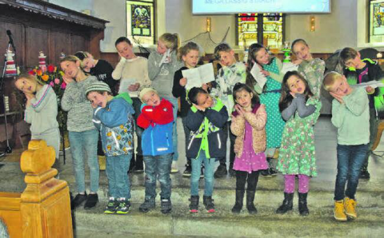 Bewegte Lieder: Die Kinder machten entsprechende Bewegungen zu den Liedtexten. Die Leiterin, Rahel Seibert, begleitete sie dabei mitfühlend. (Bilder: st.)