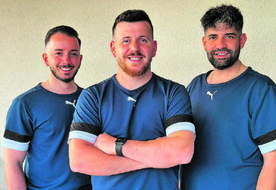 Vom «Zwöi» ins «Eis»: Der neue FCK-Trainer Rudolf Berisha (Mitte) wird flankiert von Nikoll Kukelaj und Florian Tunaj. (Bild: zVg.)