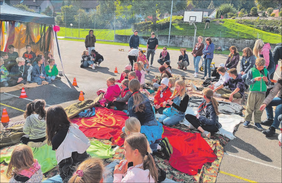 Gegen 100 Kinder auf dem Reitnauer Pausenplatz: Der reformierten Kirche Attelwil-Wiliberg-Reitnau gelang eine tolle Kinderwoche. (Bild: zVg.)