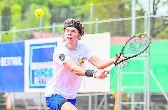 Yannik Steinegger konnte mit dem Tennisclub Teufenthal bereits in der vorletzten Runde den Ligaerhalt feiern. (Bild: Fabio Baranzini)