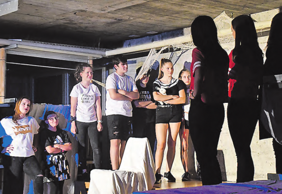 Die «Candy-Gang» gegen die «Gucci-Gang»: Plüschtier Hasi fungierte als Bindeglied zwischen der heilen Kinderwelt und den wirren Teenagergefühlen. (Bilder: EP.)