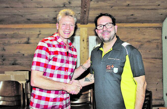 Präsident Roger Kronenberg (rechts) begrüsst das Neumitglied Roland Köpfli im Verein. (Bild: zVg.)