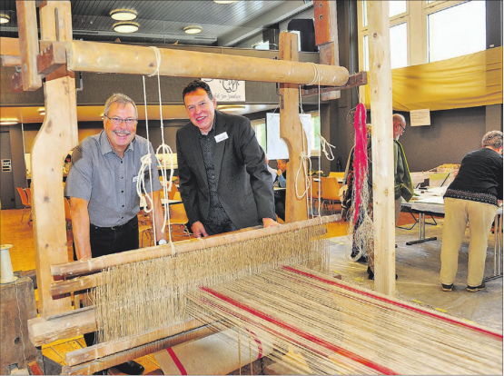 Sie haben den Durchblick: Rolf Urech (Präsident Verein Hansjakob-Suter-Sammlung) und Daniel Humbel (Präsident Historische Vereinigung Seetal und Umgebung) an einem Webstuhl aus dem 18. Jahrhundert, der ursprünglich in Dürrenäsch stand. (Bilder: msu.)